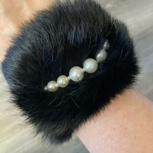 2️⃣Rabbit wrist cuffs